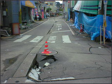 震度7 川口町 マンホール周囲の沈下