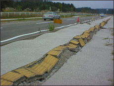 震度5弱 柏崎市 歩道の波打ち